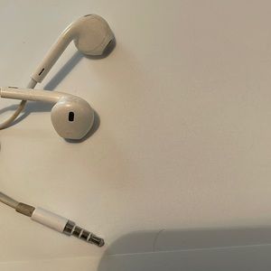 Apple EarPods. Older port